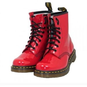GREAT CONDITION CHERRY RED DOC MARTINS ❤️